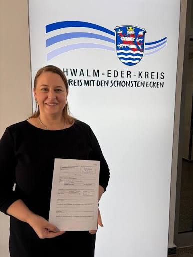 Rosalie Bock bei der Abgabe ihrer Bewerbungsunterlagen für die Landratswahl